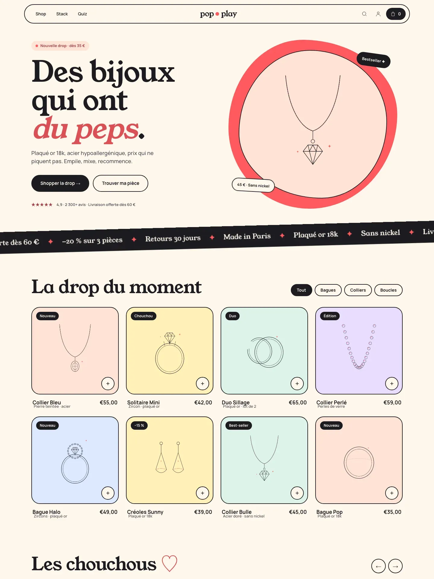 Accueil POP : le pendentif dessiné sur un blob corail, deux stickers, la bande d’encre en dessous